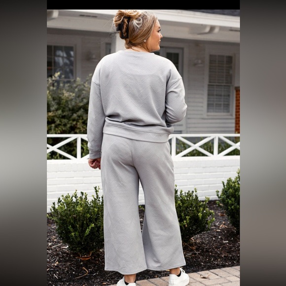 2 Piece light grey quilted lounge set. Long sleeve top and wide leg pant. - Picture 2 of 3